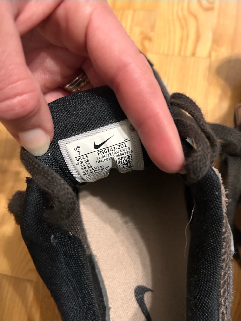 NIKE - vomero 5